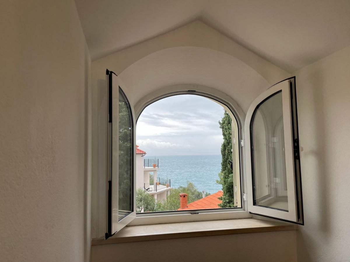 Luxury Seaside Villa With A Classic Mediterranean Olive Garden, A Fully Equipped Professional Kitchen, Pool, Sauna, Padle Boards And Canoe - Miolin Beach House Trogir Buitenkant foto