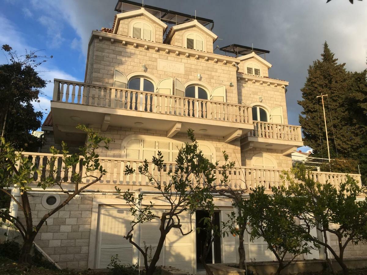 Luxury Seaside Villa With A Classic Mediterranean Olive Garden, A Fully Equipped Professional Kitchen, Pool, Sauna, Padle Boards And Canoe - Miolin Beach House Trogir Buitenkant foto